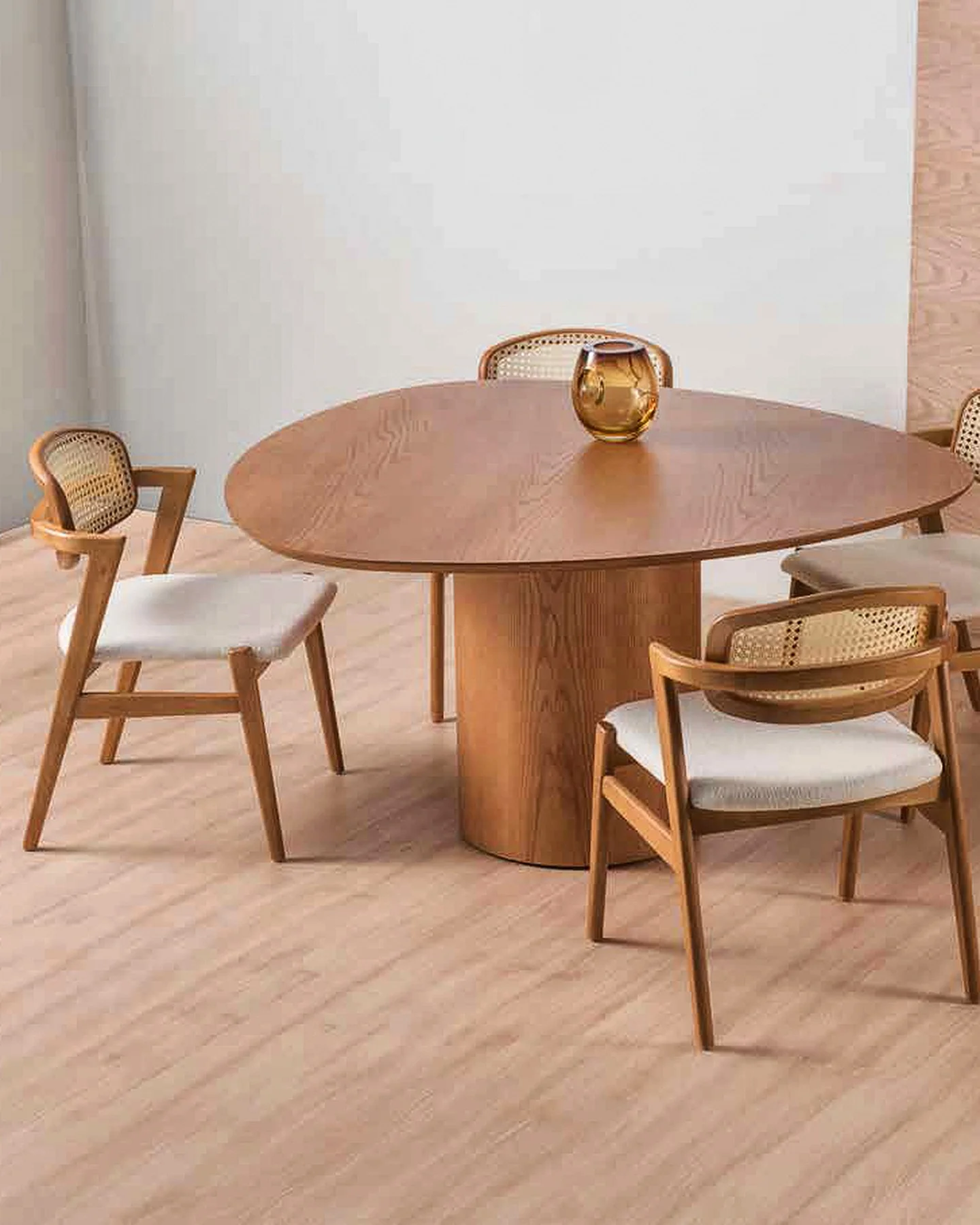 Mesa de jantar redonda Tria com cadeiras de madeira e palha